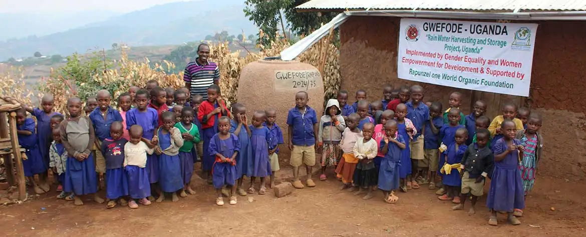 La cantidad de depósito de agua de lluvia necesarios es enorme. Aquí, un hogar privado también abastece a la escuela de primaria St. Laurence Kashongati Primary School.
© GWEFODE La cantidad de depósito de agua de lluvia necesarios es enorme. Aquí, un hogar privado también abastece a la escuela de primaria St. Laurence Kashongati Primary School.