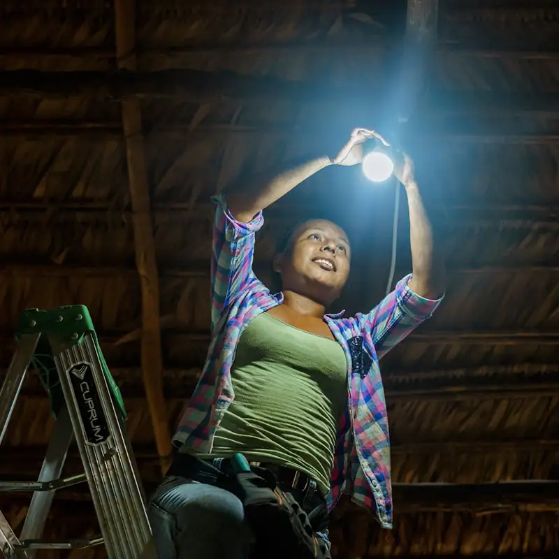 Die Ausbildung von Männern und Frauen aus den indigenen Gemeinden ist ein wesentlicher Baustein von IMAGINE LIGHT.
© Nicole León/LOVE FOR LIFE Die Ausbildung von Männern und Frauen aus den indigenen Gemeinden ist ein wesentlicher Baustein von IMAGINE LIGHT.