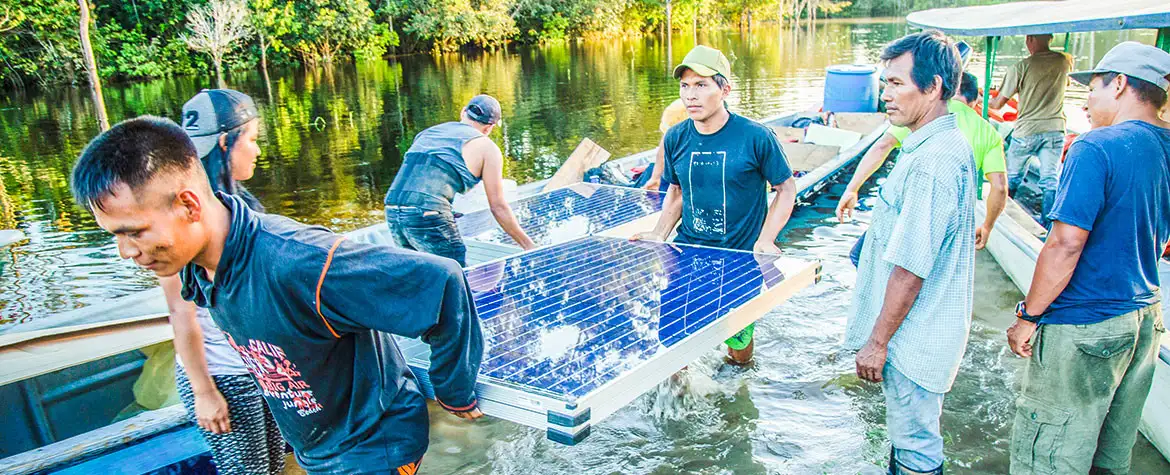 Abgelegen im Regenwald: Der Zugang der Projektdörfer zur erneuerbaren Energie ist ein Kraftakt – der sich für die Menschen und die Natur lohnt.
© Mike Kollöffel/LOVE FOR LIFE Abgelegen im Regenwald: Der Zugang der Projektdörfer zur erneuerbaren Energie ist ein Kraftakt – der sich für die Menschen und die Natur lohnt.